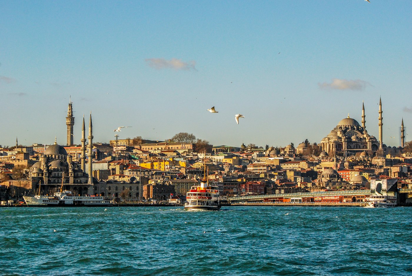 İstanbul Boğazı'nda vapur ve arkada tarihi yarımada silueti